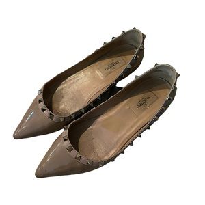 Valentino Poudre/Tan Patent Leather Rock Stud Size 38 Neutral Minimalist Flats.